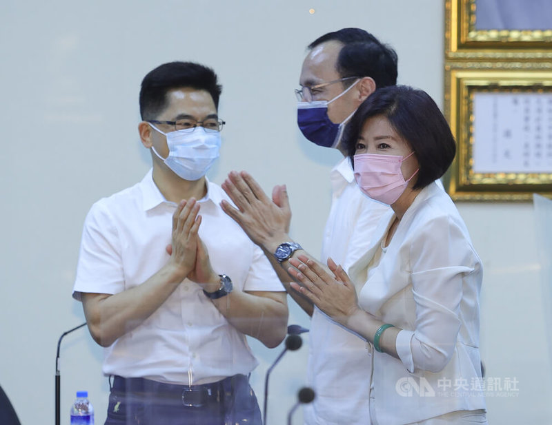 國民黨主席朱立倫(右2)3日下午主持中常會,會中通過提名副秘書長王育敏(右1)參選嘉義縣長。左為秘書長黃健庭。中央社記者謝佳璋攝 111年8月3日
