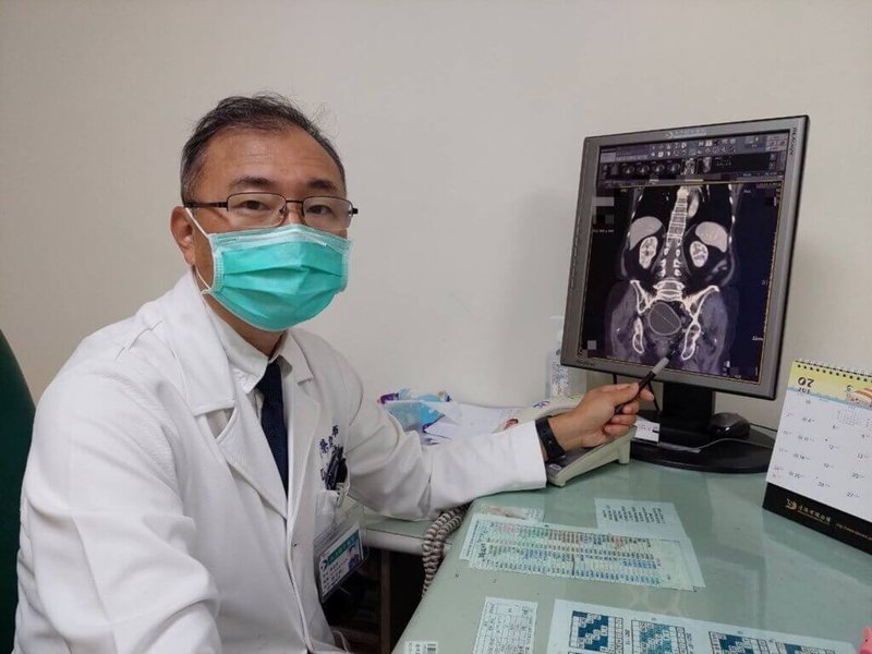 苗栗縣7旬老婦因下腹痛前往大千綜合醫院就醫,檢查出子宮內大片化膿,因3年前也曾發生直腸穿孔化膿,婦產科生殖中心主任劉榮啟(圖)細問發現,老婦因近年孩子相繼離世,長期傷痛抑鬱致免疫力下降,才反覆發生化膿問題。(大千醫院提供)中央社記者管瑞平傳真 111年8月4日