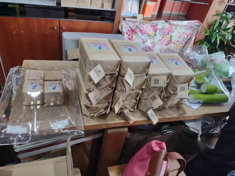 嘉義市林姓茶行業者以境外茶葉混充阿里山茶葉,並以價格較高的清心烏龍茶販賣,今年初被查獲,檢方依詐欺取財等罪嫌起訴。圖為因案所查扣茶葉。(嘉義地檢署提供)中央社記者黃國芳傳真 111年8月4日
