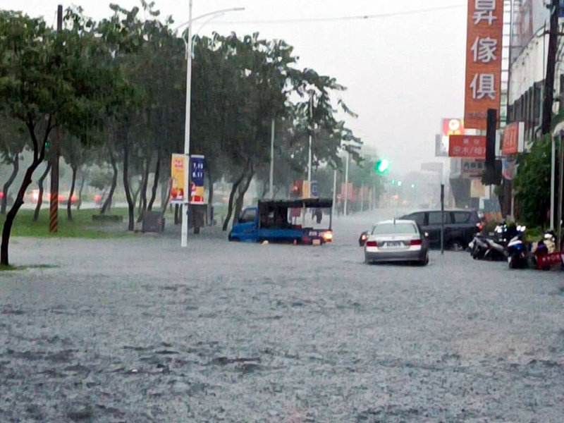 午後對流雲系發展旺盛,嘉義市4日下午局部強降雨,部分低窪地區發生積淹水情形,忠孝路、保建街口積水約40公分,消防局調派人力警戒。(民眾提供)中央社記者黃國芳傳真 111年8月4日