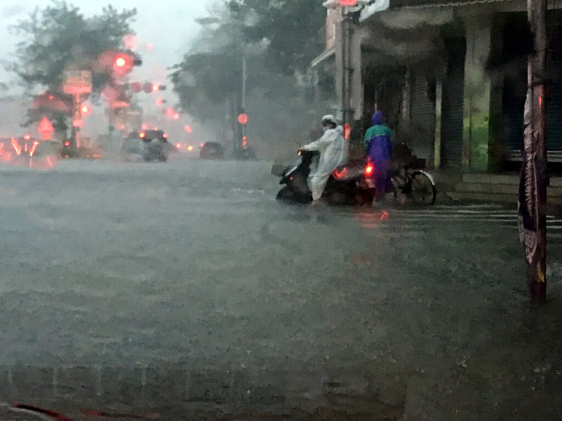 午後對流雲系發展旺盛,嘉義市4日下午局部強降雨,造成多處低窪地區積淹水,彌陀路、光仁街口積水約20公分,消防局已調派人力警戒。(民眾提供)中央社記者黃國芳傳真 111年8月4日