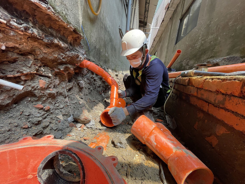新北市政府4日表示,市內污水下水道接管戶數已達115萬餘戶,將力拚年底能達到117萬戶。水利局工程人員在狹小巷弄施工,除汗流浹背也承受施工壓力,讓市民看見後巷的蛻變。(新北市府水利局提供)中央社記者黃旭昇新北傳真 111年8月4日