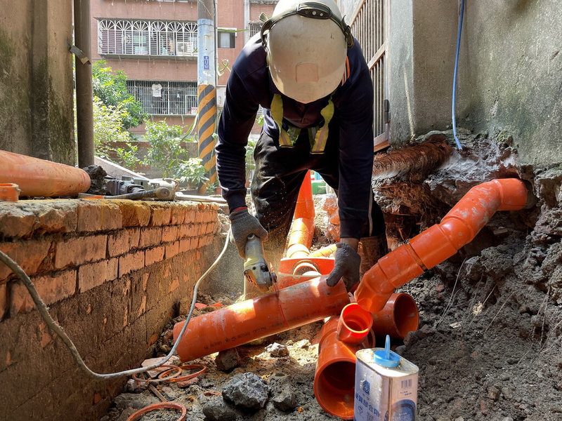 新北市政府4日表示,市內污水下水道接管戶數已達115萬餘戶,占全市162.5萬戶的71%,將力拚年底能達到117萬戶。水利局工程人員不畏辛勞,鑽入狹小巷弄或地下道,施作極為複雜的接管工程。(新北市府水利局提供)中央社記者黃旭昇新北傳真 111年8月4日