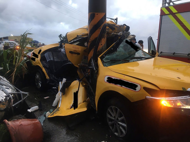 嘉義縣鹿草鄉嘉163線碧潭路段4日發生計程車疑因天雨路滑,失控側撞電線桿事故,車體嚴重變形;重傷送醫的司機經急救恢復生命徵象,但因身體多處骨折,目前仍未脫離險境,截至晚間9時仍在急救。(嘉義縣消防局提供)中央社記者黃國芳傳真 111年8月4日