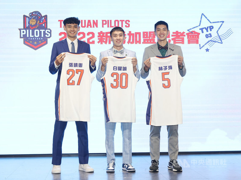台灣職籃聯盟P. LEAGUE+ 桃園領航猿隊4日宣布,日前選秀會選入的5名球員中,有4人已完成簽約,包括選秀狀元張鎮衙(左)、探花白曜誠(中)及來自高師大的林子洧(右)。中央社記者張新偉攝 111年8月4日