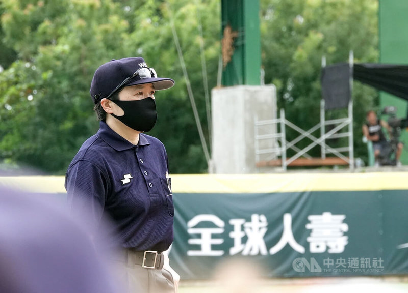 第6屆U12世界盃少棒錦標賽持續在台南展開,本屆裁判陣容中共有3名女性、比例算高;其中日本籍裁判松本京子(圖)4日在超級循環賽首戰,擔任三壘審。中央社記者謝靜雯攝 111年8月4日
