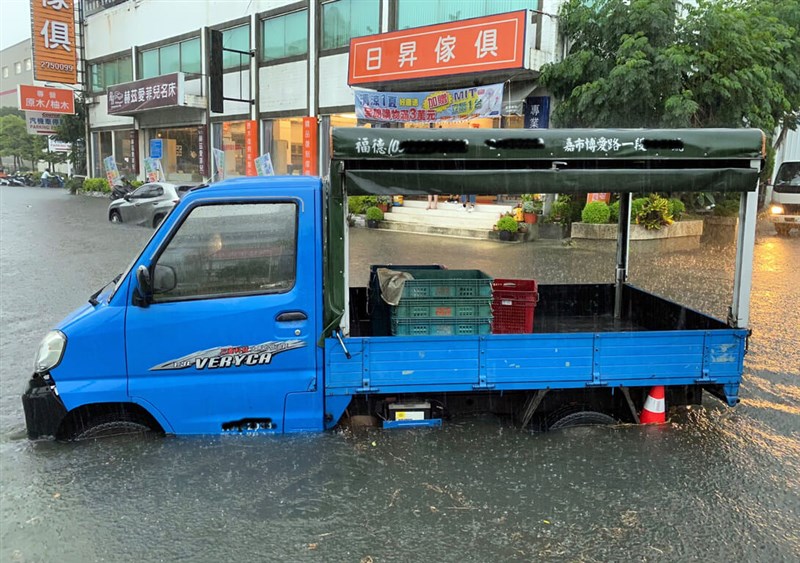 午後對流雲系發展旺盛，嘉義市4日下午局部強降雨，造成多處低窪地區積淹水，包括忠孝路、保建街口積水約40公分，小貨車輪胎幾乎被水淹沒。（民眾提供）中央社記者黃國芳傳真 111年8月4日