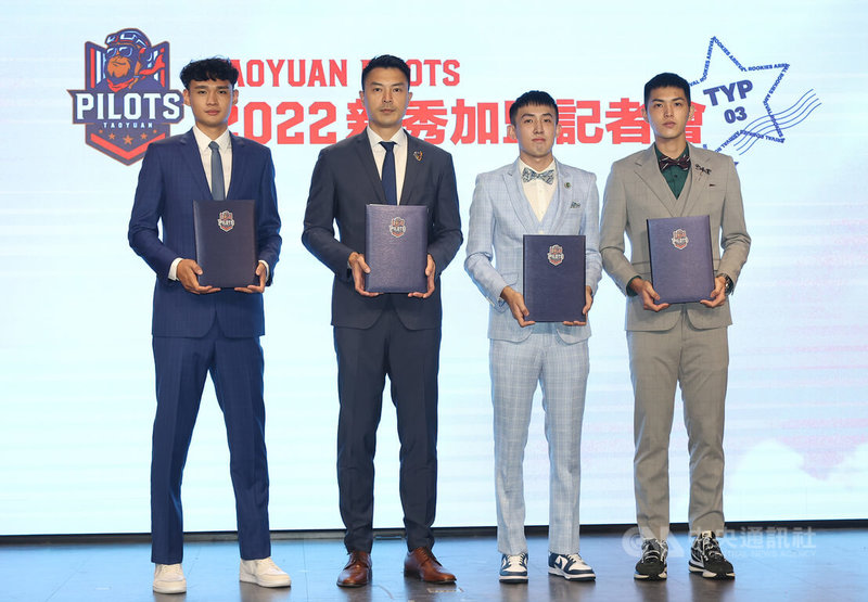 台灣職籃聯盟P. LEAGUE+桃園領航猿4日在台北舉辦2022新秀加盟記者會,會中球隊總經理陳信安(左2)與選秀狀元張鎮衙(左1)、探花白曜誠(右2)、林子洧(右1)簽下合約,並合影留念。中央社記者張新偉攝 111年8月4日