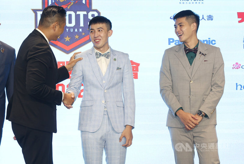 台灣職籃P. LEAGUE+桃園領航猿4日在台北舉辦2022新秀加盟記者會,來自義守大學的白曜誠(中)等人正式加盟球隊,聯盟執行長陳建州(左)出席與會,並逐一與新秀握手致意。中央社記者張新偉攝 111年8月4日