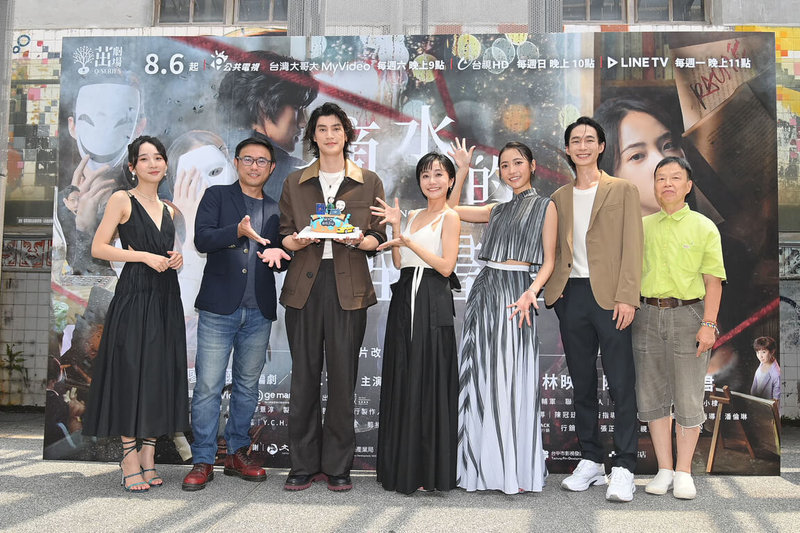 茁劇場首部作品推出懸疑推理劇「滴水的推理書屋」,4日在台北舉辦首映會,監製王小棣(右)、導演廖士涵(左2)與主要演員李沐(左起)、羅宏正(左3)、陳婉婷(左4)、林映彤(右3)、黃河(右2)一同出席,為戲宣傳造勢。(三禾行銷提供)中央社記者葉冠吟傳真 111年8月4日