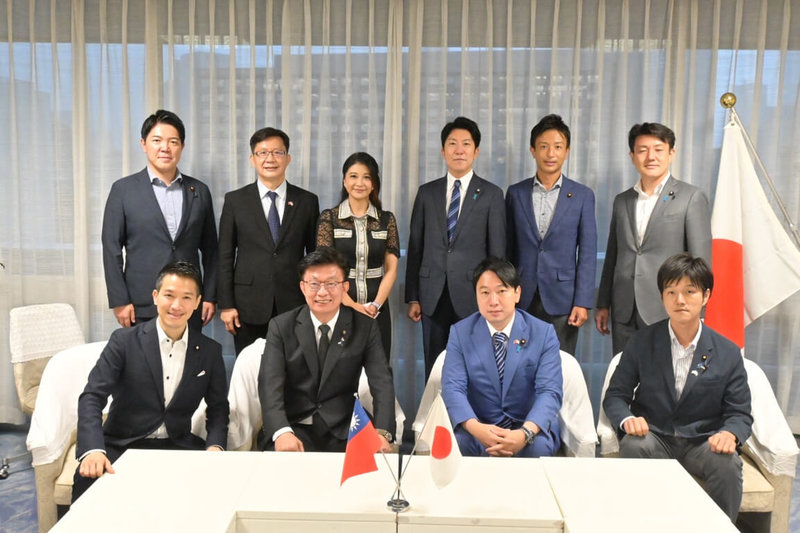 民進黨立委、立法院亞東國會議員友好協會會長郭國文4日率團訪日,首站到自民黨,弔唁日本前首相安倍晉三,並與自民黨青年局局長小倉將信等人會談。(立委郭國文團隊提供)中央社記者楊明珠東京傳真 111年8月4日
