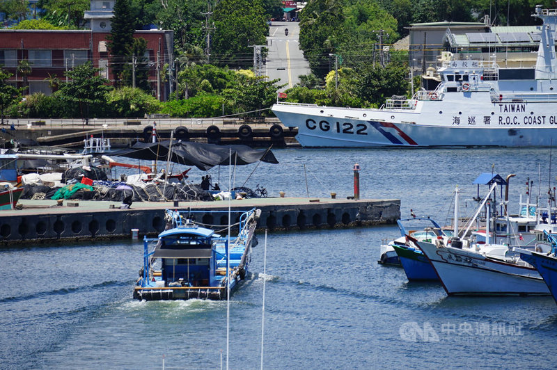 中共4日起於台灣周邊海域軍演，海巡署巡防艦停靠港內，4日上午花蓮港內漁船、賞鯨船維持正常進出。中央社記者張祈攝 111年8月4日