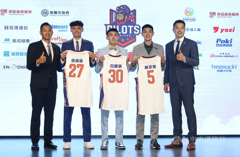 台灣職籃P. LEAGUE+桃園領航猿4日在台北舉辦2022新秀加盟記者會,聯盟執行長陳建州(左1)出席,並與球隊總經理陳信安(右1)、選秀狀元張鎮衙(左2)、探花白曜誠(右3)、林子洧(右2)合影留念。中央社記者張新偉攝 111年8月4日