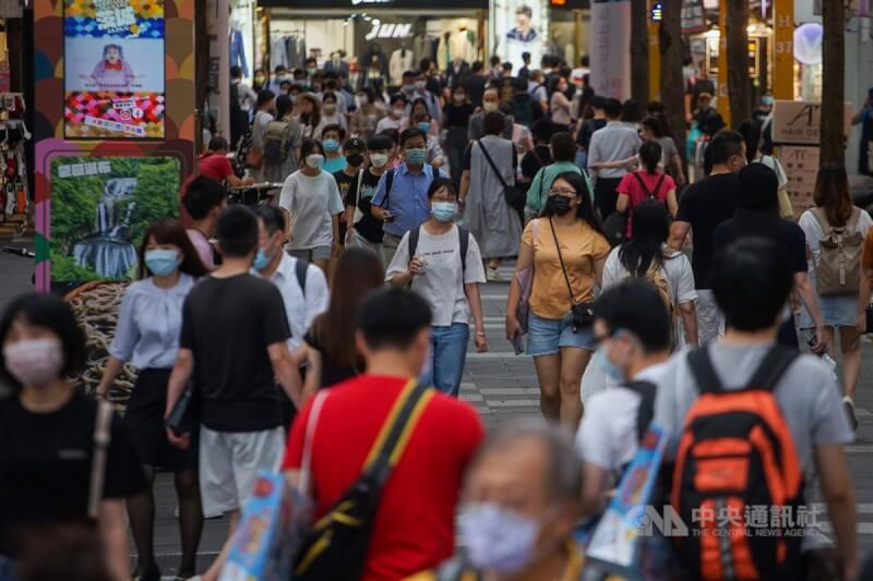 國內4日新增2萬2707例COVID-19本土病例。圖為台北市西門町商圈人潮。(中央社檔案照片)