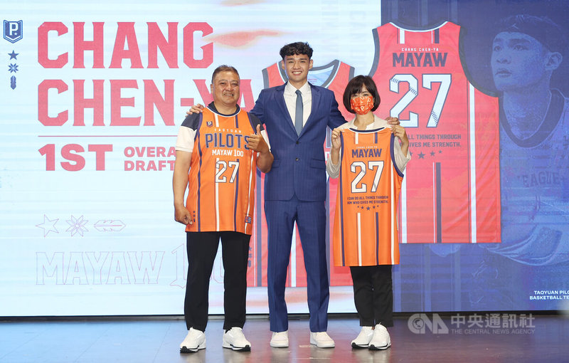 台灣職籃P. LEAGUE+桃園領航猿在台北舉辦2022新秀加盟記者會,在首輪第1順位被領航猿選中的張鎮衙(中),4日在父母見證下,正式加盟球隊,背號27號,球團也為他推出「MAYAW IDO紀念球衣」。中央社記者張新偉攝 111年8月4日