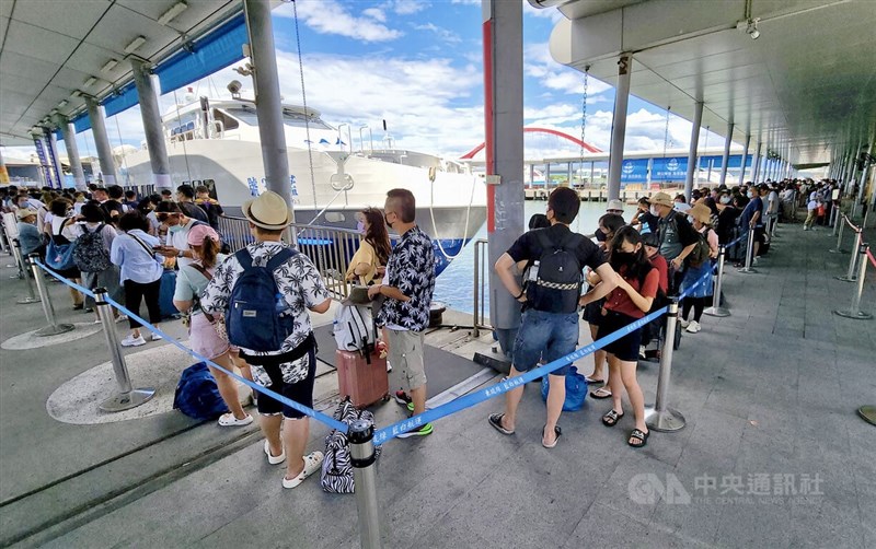 中共宣布4日起在台灣周邊海域展開軍演，屏東離島小琉球往返航班仍照常行駛，碼頭邊準備前往遊玩的人潮不少，未有明顯緊張氛圍。中央社記者董俊志攝 111年8月4日