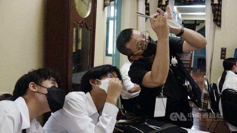 台灣紙藝師洪新富在泰國宣素那他皇家大學辦理工作坊,教導泰國學生剪紙。中央社記者呂欣憓曼谷攝 111年8月4日