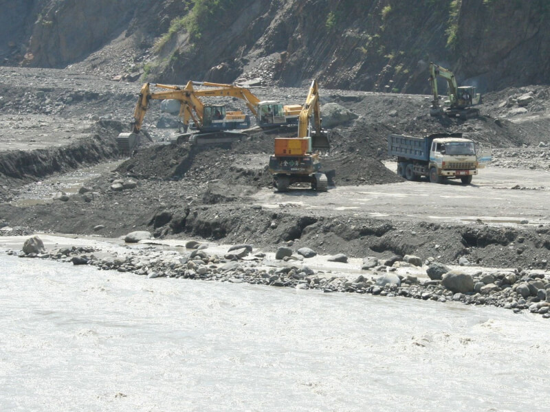 中國3日宣布暫停對台灣出口天然砂。經濟部水利署表示，今年度河川疏濬估計可提供約4885萬噸砂石成品。圖為高屏溪疏濬工程。（中央社檔案照片）