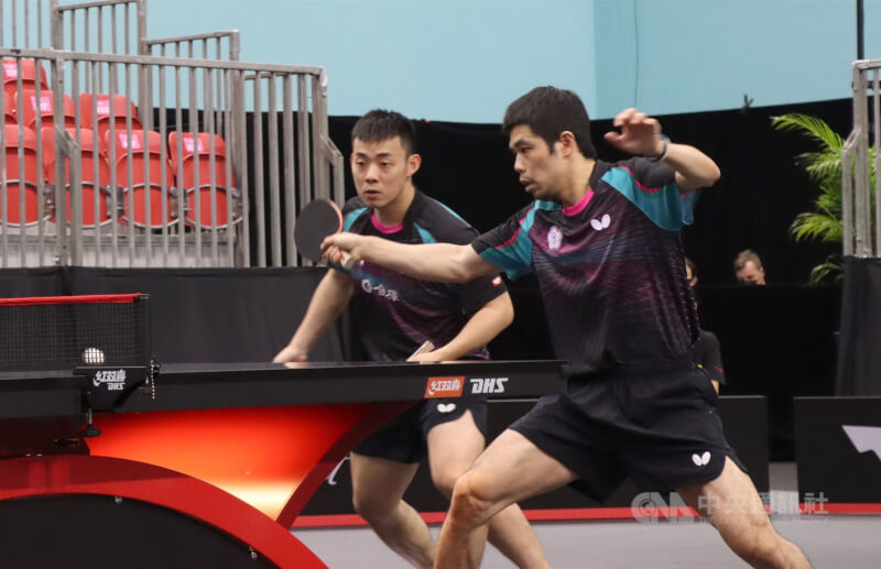 台灣桌球好手莊智淵（右）與陳建安（左）4日在WTT挑戰賽擊敗比利時組合，挺進4強。（中央社檔案照片）
