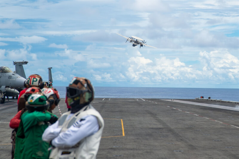 美國海軍4日表示，美國航空母艦雷根號正按計畫在西太平洋的菲律賓海執行任務。（圖取自twitter.com/US7thFleet）