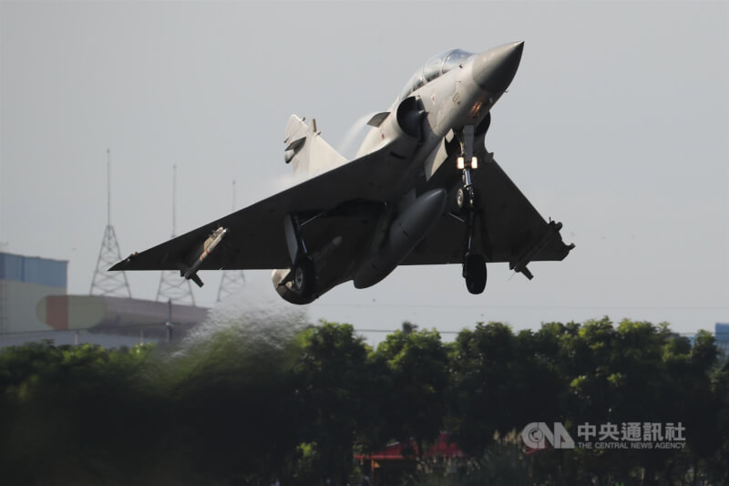 空軍台東志航基地幻象2000和F5戰機4日早上陸續掛彈升空。圖為幻象2000同型機。(中央社檔案照片)