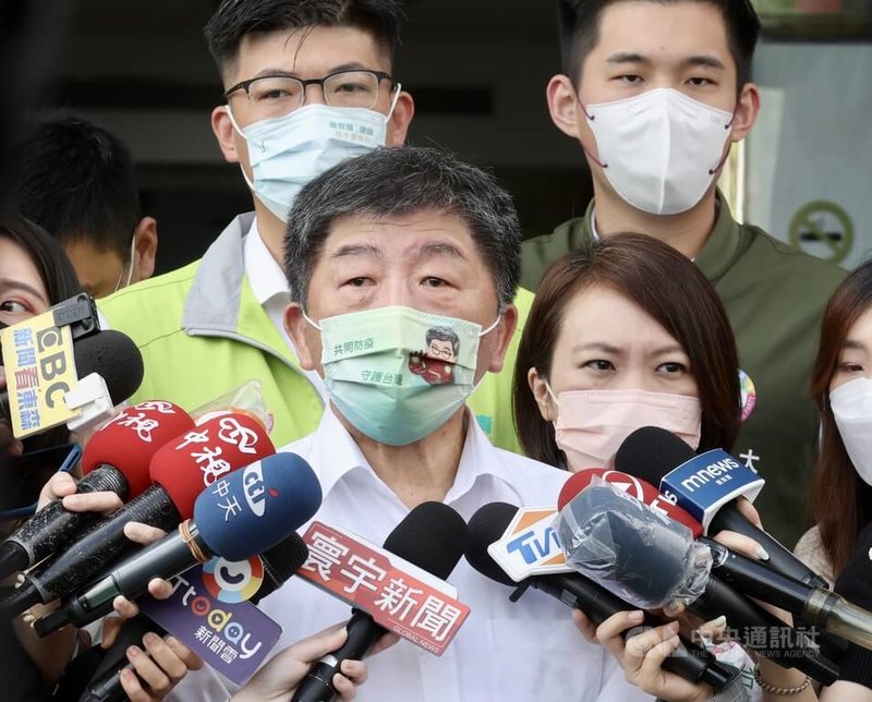 民進黨台北市長參選人陳時中(前)4日上午出席台北市政府111年社區治安研習觀摩活動,面對媒體詢問,中國將進行實彈軍演,是否會擔心造成衝擊。陳時中說,他要特別呼籲,大家都在總統蔡英文的領導下,要「心頭掠予定」,不要自亂陣腳。中央社記者張皓安攝 111年8月4日