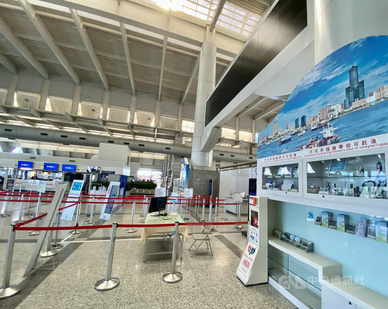 高雄小港機場目前運作正常,不過4日在航警建議下,配合於部分時段暫時關閉螢幕,避免發生駭客入侵事件。圖為小港機場出境區電子看板關閉,螢幕一片漆黑。中央社記者董俊志攝 111年8月4日