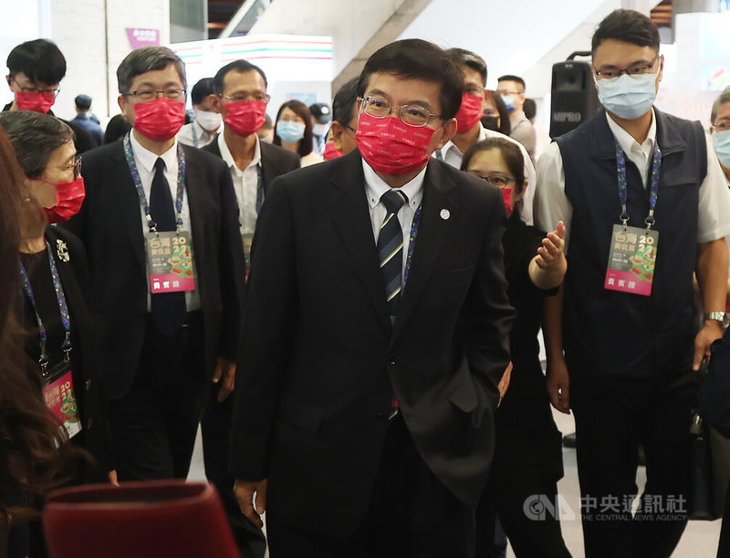 中國在台灣周邊海空域軍演,交通部長王國材(前中)5日受訪表示,沒演習之前,台灣每天起降航班大約150架次,4日則超過150架次,所以沒有受到太大影響,影響較大的是過境航班;經過應變後,包含機場、港口的秩序都良好。中央社記者張新偉攝 111年8月5日