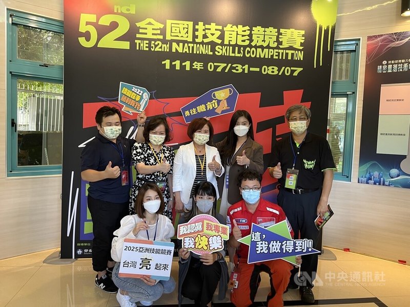 第52屆全國技能競賽青年組在勞動部勞動力發展署中彰投分署台中訓練場等地展開競賽,勞動部長許銘春(後中)5日到會場為選手加油打氣。中央社記者郝雪卿攝 111年8月5日