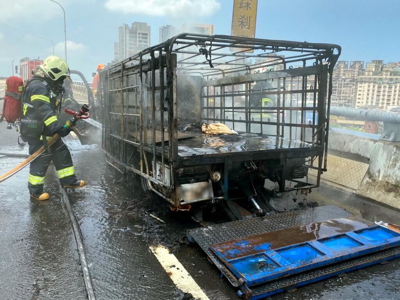 國道1號五楊高架南下40.8公里5日上午發生火燒車事故,一輛小貨車行駛中不明原因起火,新北消防局派員到場搶救,於11時34分將火勢撲滅。(民眾提供)中央社記者黃旭昇新北傳真 111年8月5日