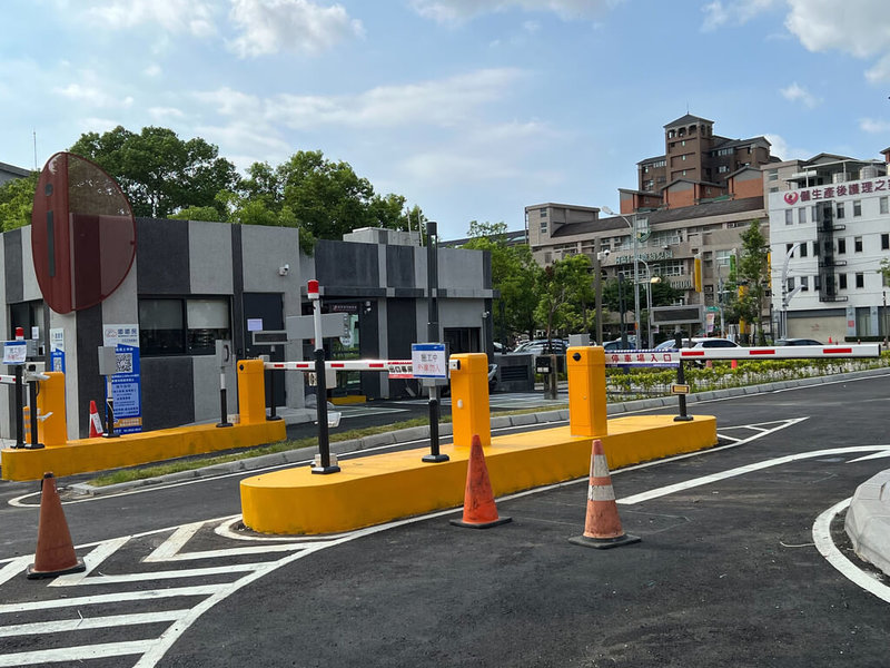 新竹竹北光明商圈路外停車場自2019年9月動工改建,打造為地下2層立體停車場,擴增至362格小型車停車格及76格機車停車格,為原先的3.5倍,盼解決商圈停車需求,預計8日起試營運、9月1日開始收費。(新竹縣政府提供)中央社記者郭宣彣傳真 111年8月5日
