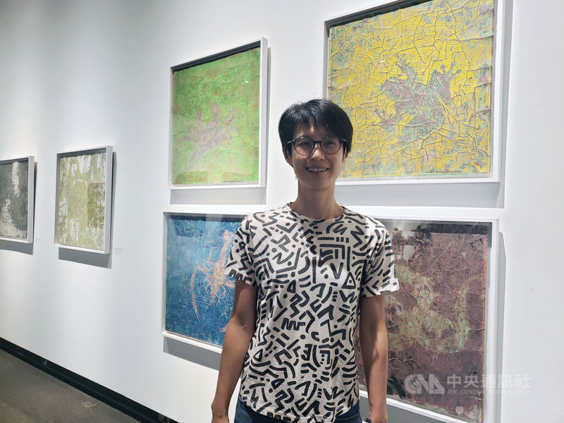 台加藝術家5日起在溫哥華博物館聯展，其中台灣藝術家王郁雯（圖）展出一系列紙創作畫。中央社記者程愛芬溫哥華攝  111年8月5日