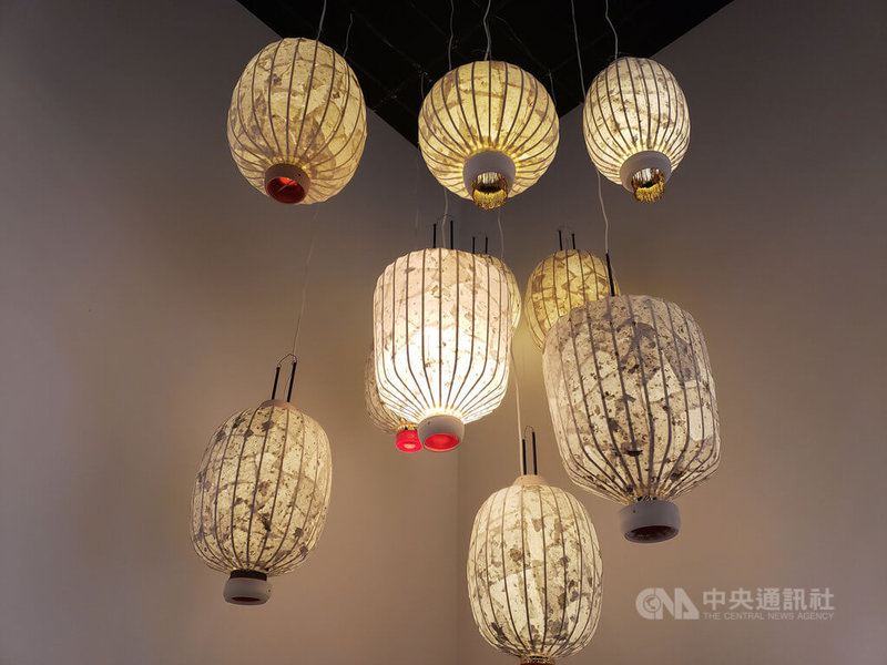 加拿大台裔藝術家阮福辰作品5日起在溫哥華博物館展出,他的燈籠創作結合加拿大和台灣元素,甲骨文字反映植物標本特徵。中央社記者程愛芬溫哥華攝 111年8月5日