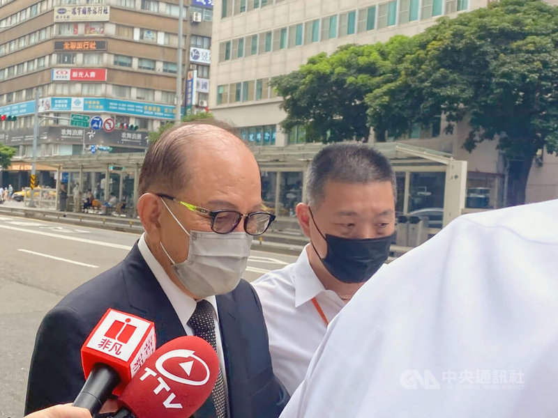 長榮國際5日上午舉行第2次股東會,監察人、政慧發展社會福利慈善基金會代表人李寬量在會議結束後,快步離去,不願受訪。中央社記者賴言曦攝 111年8月5日