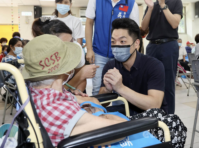 國民黨台北市長參選人蔣萬安(右)5日出席萬華區華江里父親節活動,向長輩拱手問候;並表示,如果當選會恢復發放重陽敬老金,尋求長輩們的支持。中央社記者張皓安攝 111年8月5日