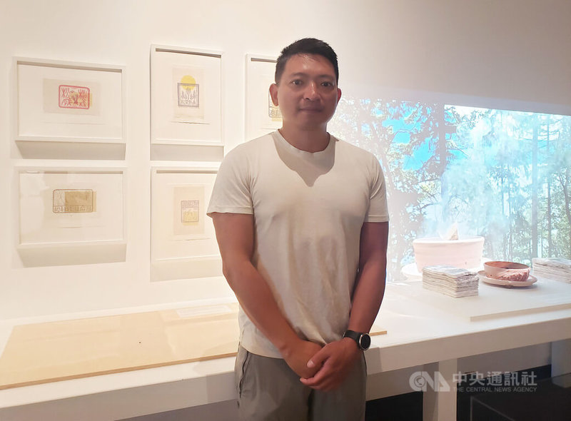 台加藝術家5日起在溫哥華博物館聯展。加拿大台裔藝術家阮福辰(圖)展出紙藝術,他在溫哥華島山林中尋找不同的植物做成染料,印製在紙錢上。中央社記者程愛芬溫哥華攝 111年8月5日