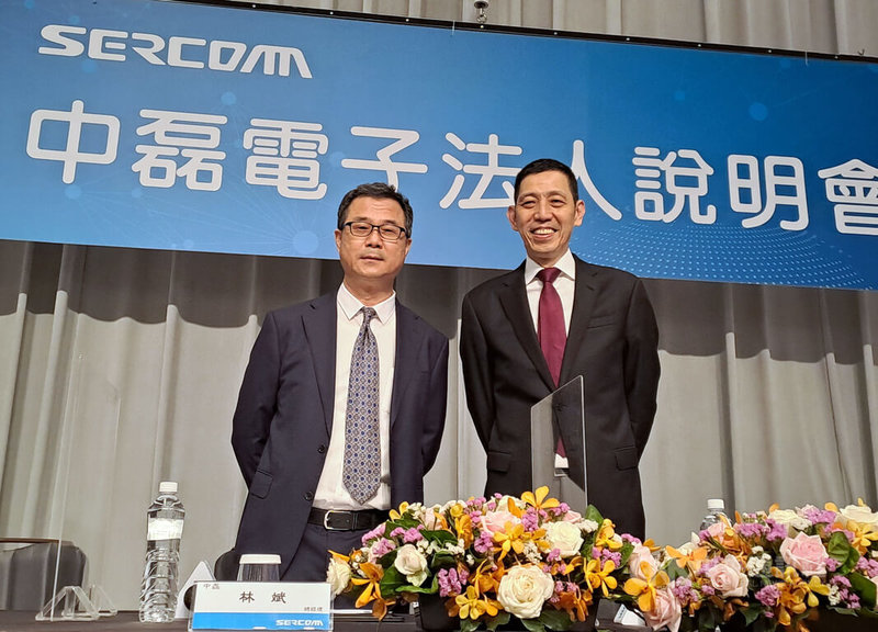 電信寬頻設備廠中磊電子董事長王煒(右)5日在法人說明會表示,菲律賓廠擴充新產線預計9月投產;左為中磊電子總經理林斌。中央社記者潘智義攝 111年8月5日