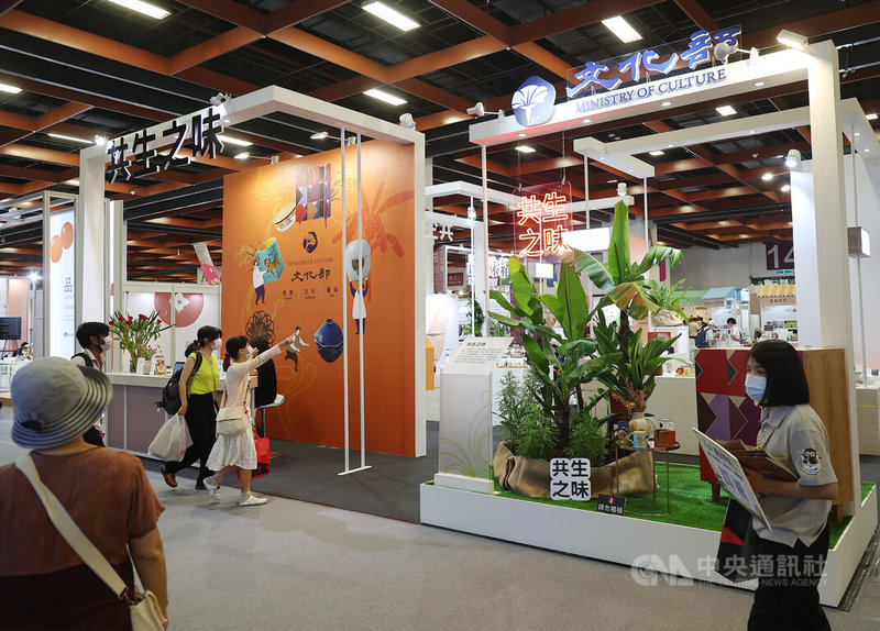 2022台灣美食展5日開跑,文化部集結國立歷史博物館、國立台灣美術館、國立台灣工藝研究發展中心、國立台灣博物館及國立傳統藝術中心共襄盛舉,以「共生之味」為主題,邀民眾感受台灣味。中央社記者張新偉攝 111年8月5日