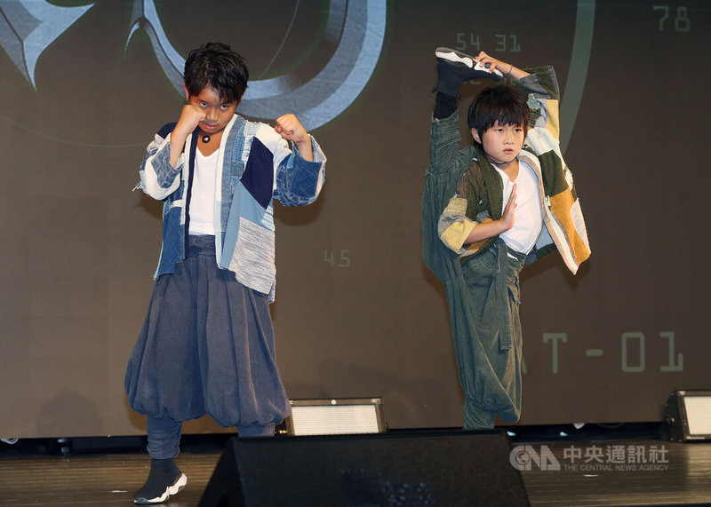 導演朱延平監製、王毓琦執導新片「小子」5日在台北舉行殺青發布會,片中兩名功夫小子吳宗修(左)、釋小願(右)一身戰鬥戲服亮相,現場秀出高難度武打動作。中央社記者郭日曉攝 111年8月5日