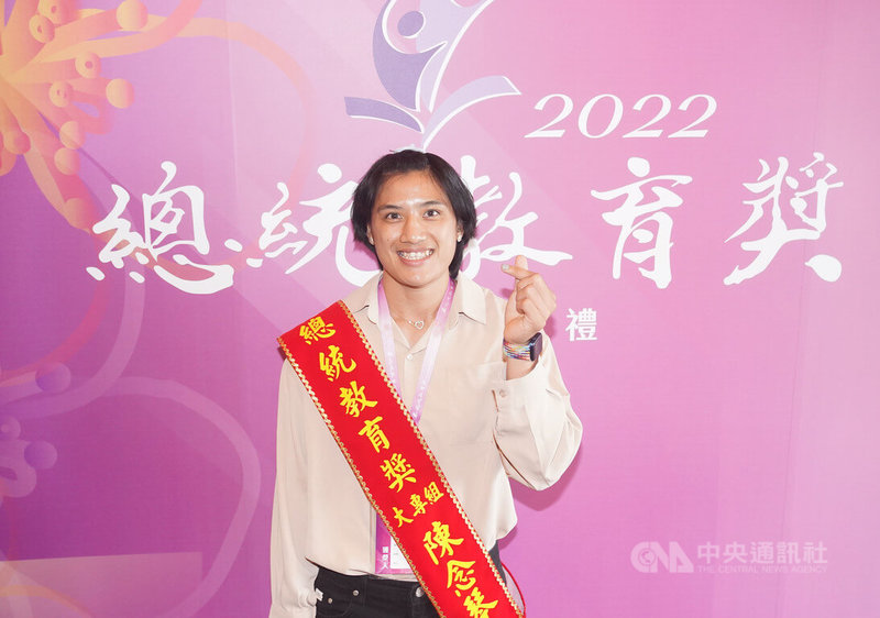 台灣拳擊女將陳念琴(圖)榮獲2022年總統教育獎肯定,5日在台北開心出席頒獎典禮,總統蔡英文致詞時也特別勉勵她持續努力,期待她在巴黎奧運的表現。中央社記者徐肇昌攝 111年8月5日