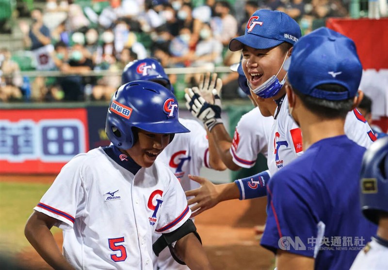 第6屆U12世界盃少棒錦標賽超級循環賽開打,台灣隊4日複賽首戰火力全開,最後以16比1提前扣倒對手多明尼加。圖為台灣小將歐子喬(左)得分後回休息區與隊友擊掌致意,露出開心神情。中央社記者鄭清元攝 111年8月4日