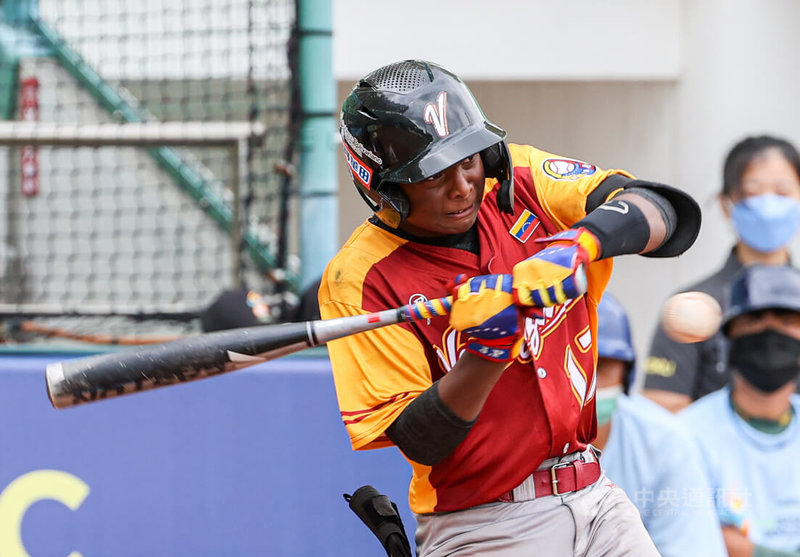 U12世界盃棒球賽,委內瑞拉隊培瑞茲(Juan Perez)5日在與多明尼加隊的比賽中敲出陽春砲,率領球隊拉開比分差距。中央社記者鄭清元攝 111年8月5日