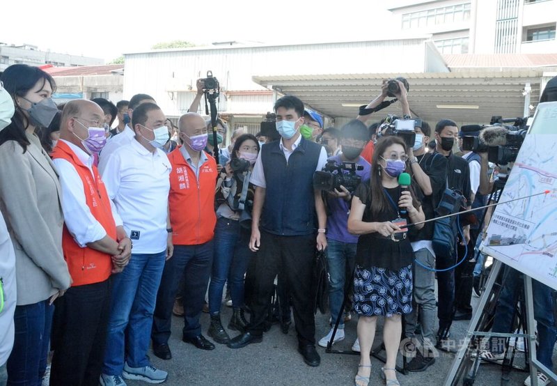 行政院長蘇貞昌(前左2)5日視察新北市汐東捷運計畫,會後與新北市長侯友宜(前左3)一起聽取簡報,瞭解相關預定地廠址。中央社記者黃旭昇新北攝 111年8月5日