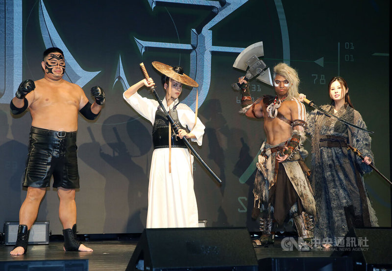 導演朱延平監製新片「小子」5日在台北舉行殺青發布會,公布演出卡司陣容,與會演員更精心打扮,呈現片中虛擬遊戲角色造型。中央社記者郭日曉攝 111年8月5日