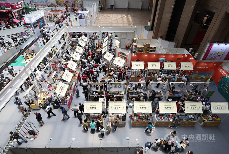 台灣觀光協會主辦2022台灣美食展,5日起至8日在台北世貿一館熱鬧展開,在國家風景區美食主題館內備有各式美食,吸引民眾參觀品嚐。中央社記者張新偉攝 111年8月5日
