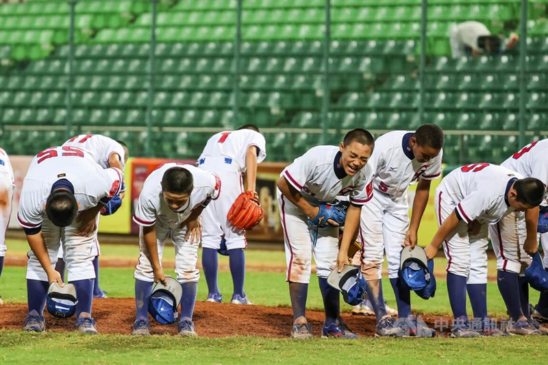 U12世界盃棒球賽超級循環賽複賽,台灣隊4日首戰靠著優異打線,最終以16比1、4局提前扣倒對手多明尼加。台灣隊小將在比賽結束後向觀眾鞠躬致意。中央社記者鄭清元攝 111年8月4日