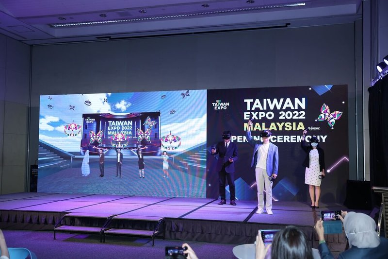 2022年馬來西亞台灣形象展開幕典禮現場，貿協董事長黃志芳和現場來賓共同戴上VIVE Focus 3，在元宇宙的虛擬空間與實體舞台上穿梭。（HTC提供）中央社記者江明晏傳真  111年8月5日
