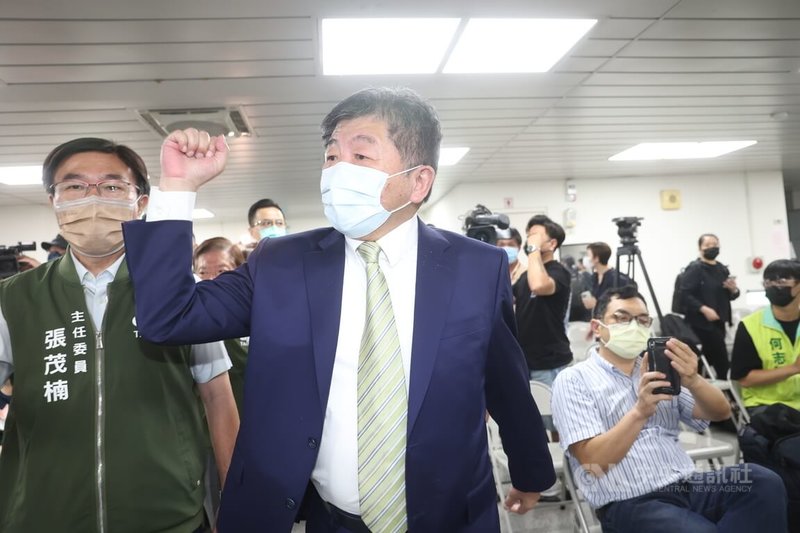民進黨台北市長參選人陳時中(中)5日下午在台北橋區民活動中心出席「阿中與你相見歡」活動,進入活動會場時受到里長們熱烈歡迎。中央社記者吳家昇攝 111年8月5日