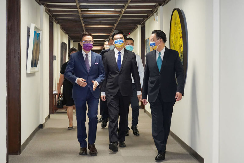貿協駐基輔主任徐裕軒(中)在貿協董事長黃志芳(左)及親友陪同下,赴外交部接受外交部長吳釗燮(右)親頒睦誼外交獎章。(貿協提供)中央社記者鄭鴻達傳真 111年8月5日