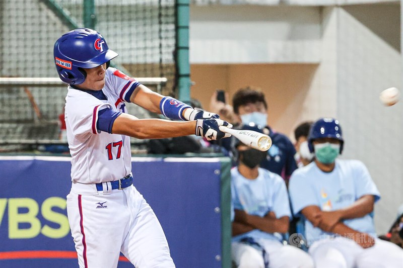 U12世界盃少棒錦標賽超級循環賽複賽登場,台灣隊4日晚間首戰交手多明尼加,陣中陳瑞鑫(左)3局敲出台灣隊本屆賽會首轟,送回團隊的第12分。中央社記者鄭清元攝 111年8月4日